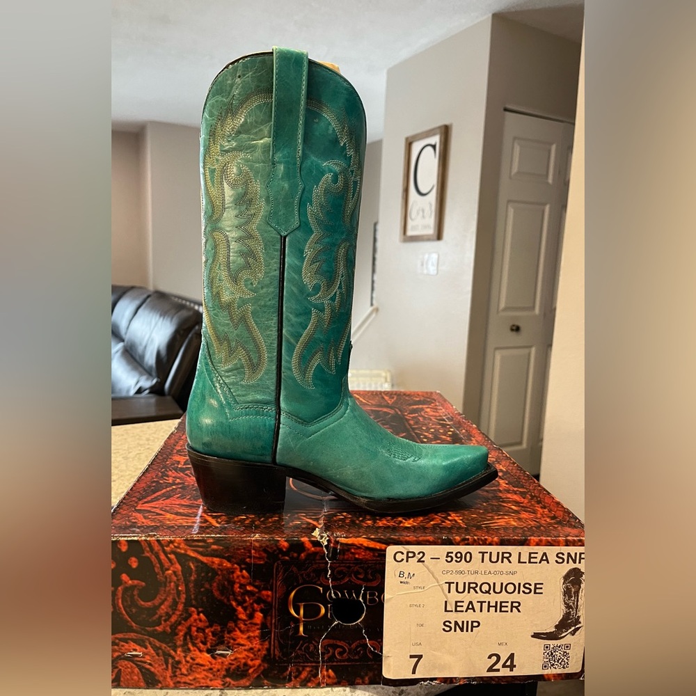 Turquoise colored leather cowboy boots size 7 ladies